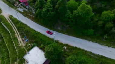 Açık havada üstü açık spor arabaları ve deniz kenarında gezintiler.