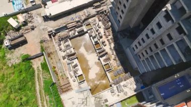 İnşaat ekibi apartmanların ön cephelerinde çalışıyor..