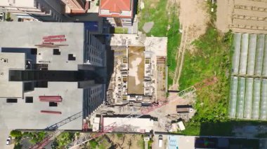 İskelesi ve inşaat faaliyetleri olan modern apartmanlar..