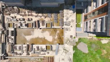 Uzun blokları cephe malzemeleriyle kaplayan işçiler.