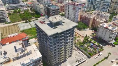 Ön cephe kaplamalı ve işçileri olan uzun apartmanlar..