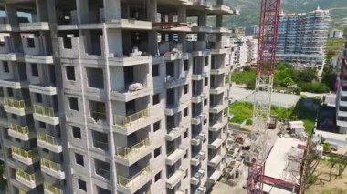 İşçilerin binalara ön panel yerleştirdiği konut projesi.