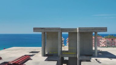 Ön cepheli binaların insansız hava aracı görünümü devam ediyor.