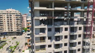 İşçiler yüksek konut binalarına ön cephe kaplaması kuruyor.