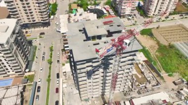 Dış panellerle donatılmış modern dairelerin insansız hava aracı görüntüleri..