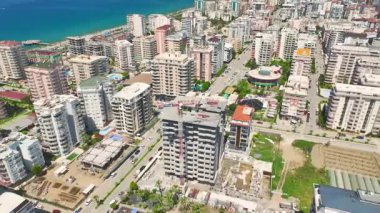 Drone vinçler ve etkin çalışmalar ile inşaat alanını yakalıyor.