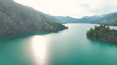 Yeşil kayalık bir kanyonda yokuş yukarı yürüyen turistler.