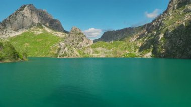 Turistler yeşil suyu olan bir kanyonda kürek çekmeyi severler.