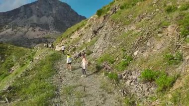 Dağlarda yürüyen bir grup maceraperest..