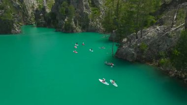 Turistler ayakta duran kanyon sularını keşfediyorlar.