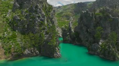 Grup ayakta duran kanyon sularını keşfediyor.