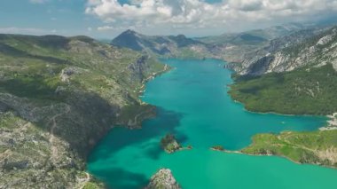 Kanyonun parlak yeşil suyla dolu insansız hava aracı görüntüsü..