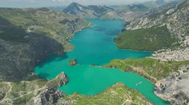 Büyük yeşil kanyonda geniş bir göl manzarası..