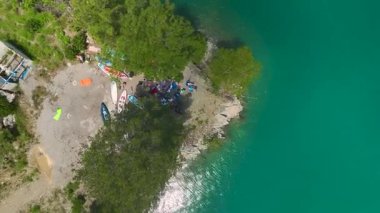 Dik kayalıkların arasındaki kanyon gölünün insansız hava aracı görüntüsü..