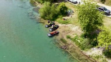 Nehirdeki ağaçlı ve açık arazili maceranın insansız hava aracı görüntüleri.