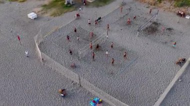 Oyuncuların su kenarındaki topa vuruşlarının kuş bakışı klipsi.