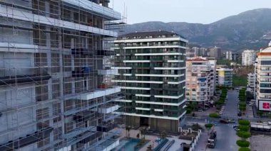 Kıyı binasındaki işçi ve vinçlerin insansız hava aracı görüntüleri.