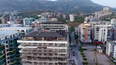 Deniz kıyısındaki yüksek inşaat projesinin insansız hava aracı görüntüsü.