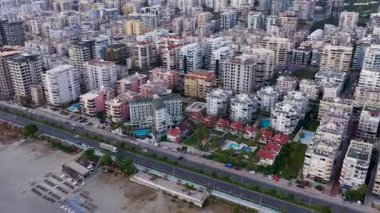 Yerleşim yerleri sıcak akşam ışığında parlıyor.