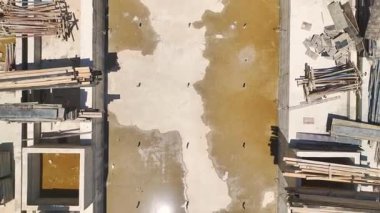 Ön cephe kurulumu sırasında büyük konut kompleksinin insansız hava aracı çekimi.