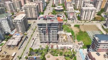 İşçilerin apartmanlara ön cephe unsurları yerleştirdikleri yüksek açı görünümü.