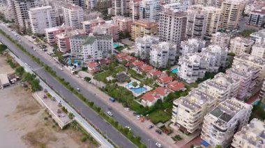 Deniz kenarındaki gökdelenler günün son ışığında parlıyor..