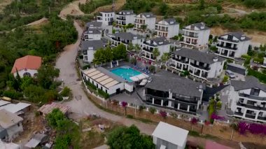 Elit villalarla çevrili turkuaz havuz manzarası..