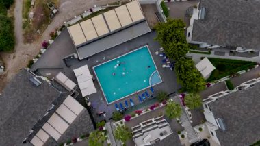 Villa kompleksi havuzu üzerinde bulutlu havanın drone çekimi.