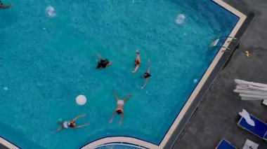 Bulutlu havada havuzu olan villa kompleksinin insansız hava aracı filmi.