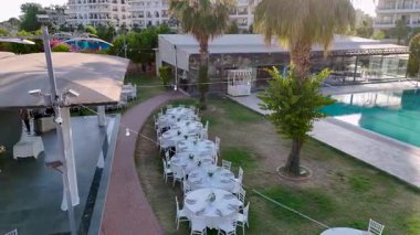 Villadaki havuz manzaralı yüzücüler..