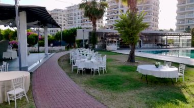 İnsanların yüzdüğü turkuaz havuzun drone filmi..