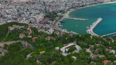 Kayalık arazinin yanındaki şehir sokaklarının üst manzarası.