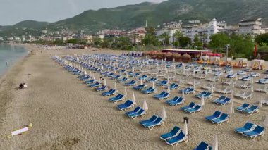 Sakin bir sahil sahili ve boş şezlonglar..