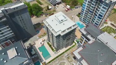 Modern tesisleri olan deniz kenarı kompleksinin insansız hava aracı görünümü.