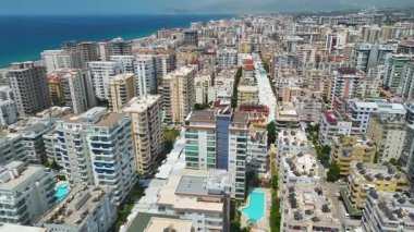 Yüksek görünüm, kıyı şeridindeki modern binaları gösteriyor.
