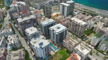 İHA atışı turkuaz kıyı şeridinde kompleks gösteriyor..