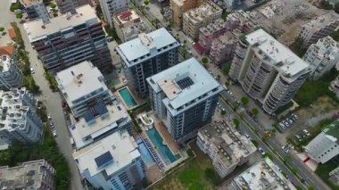 Çocuklar için villaların ve su kaydıraklarının en iyi drone görüntüsü.