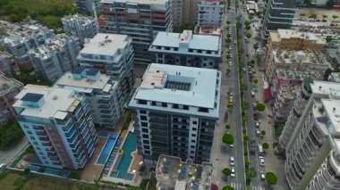 Havadan alınan görüntülere göre deniz kenarında bir yerleşim yeri var..