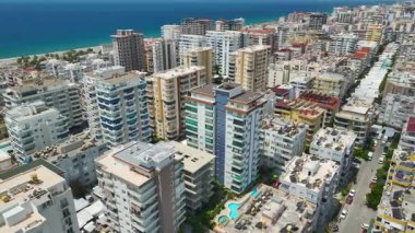 Drone görünümü slayt ve havuzlu villaları ön plana çıkarıyor.