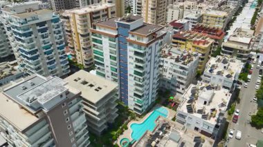 İnsansız hava aracı görüntüsü deniz kenarındaki modern konutları slaytlarla gösteriyor.