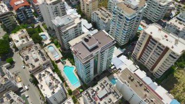 Geniş açı, çocuk bölgeleriyle deniz kenarı kompleksini gösteriyor.