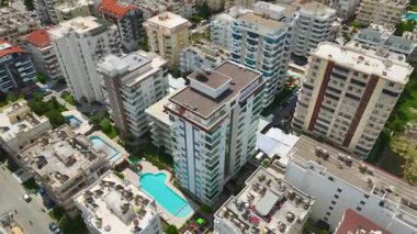 Çocuk parkı olan modern yerleşim kompleksinin üst görünümü.