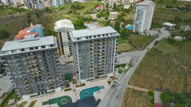 İHA görüntüleri çocukların havuz ve bölgelerde oynadığını gösteriyor.