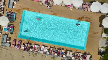 İnsansız hava aracı filmi güneşli sahillerdeki havuz ve villaları yakalıyor.