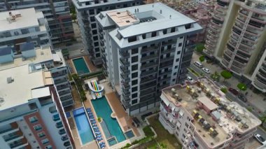 Drone, turkuaz deniz kenarında modern konutları yakalıyor.