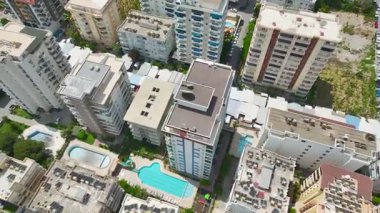 Drone filmi slaytlarla ve oyun alanlarıyla tatil köyü tarzı kompleksi gösteriyor.