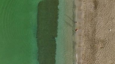 Sakin bir sahil sahili ve boş şezlonglar..