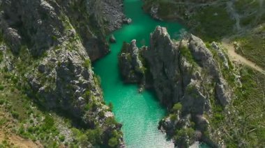 Yüksek uçurumların altından akan kanyon nehri manzarası.