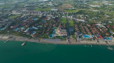 Havadan çekilen görüntülere göre tenis kortları deniz manzarasına yakın..