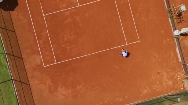 İnsansız hava aracı, güneşli bir günde tenis aktivitesini yakalar..